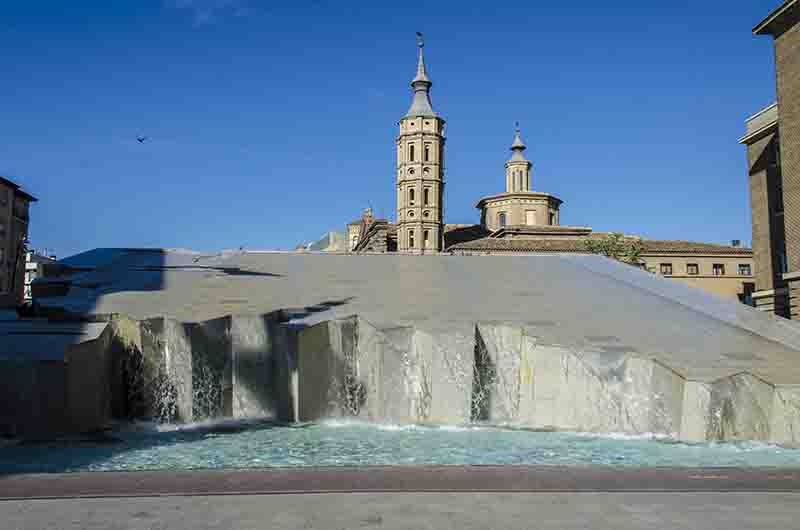 Zaragoza 046 - plaza Nuestra Señora del Pilar - fuente de la Hispanidad.jpg